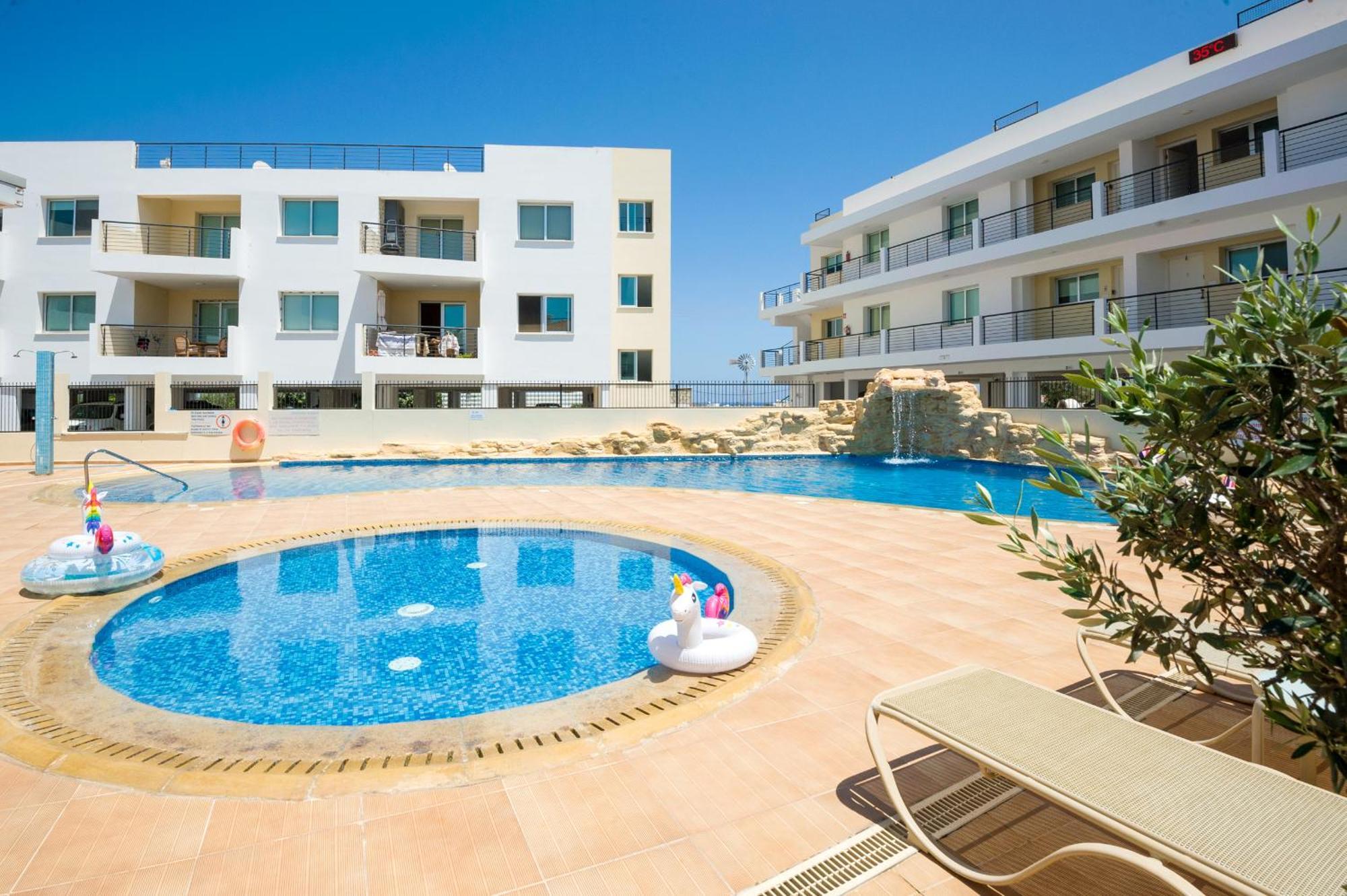 Seabreeze Apartment 200M Away From The Sea พาราลิมนี ภายนอก รูปภาพ