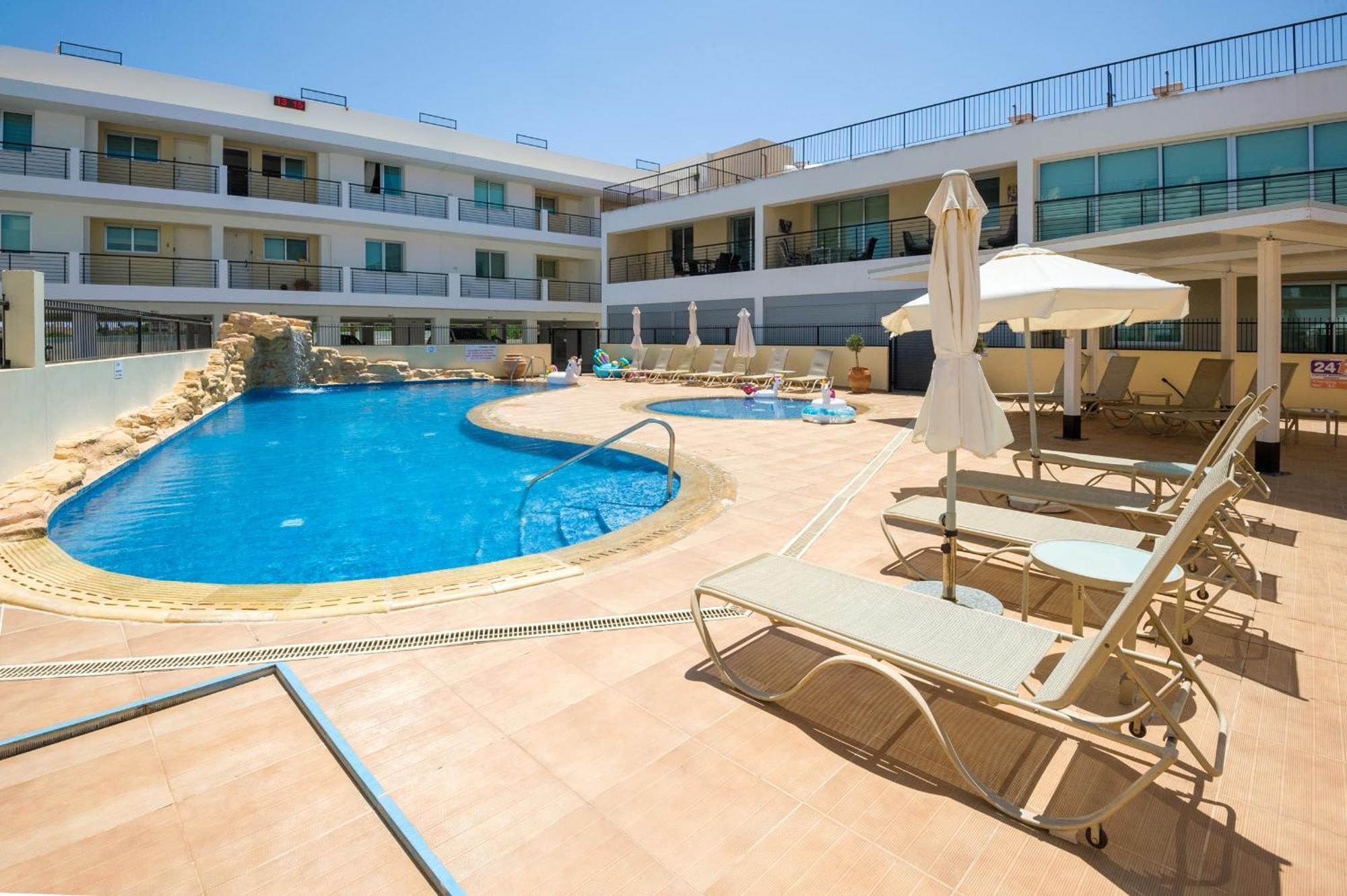 Seabreeze Apartment 200M Away From The Sea พาราลิมนี ภายนอก รูปภาพ